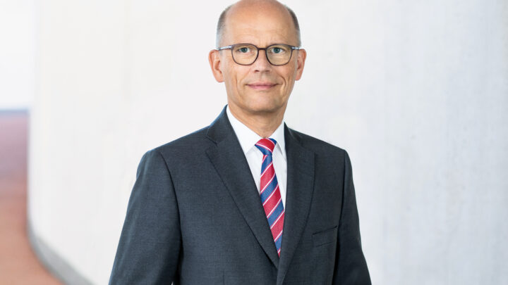 Medium: Dr. Johannes Schmidt